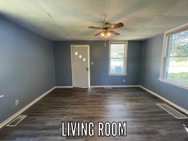 Building Photo - 609 Sager St