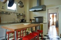 Building Photo - 131 Coleridge St