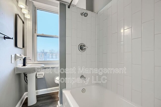 Building Photo - 3028 Kenyon Ave