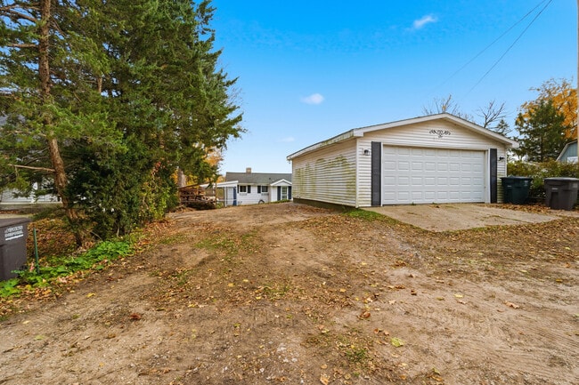 Building Photo - W6705 N Lakeshore Cir