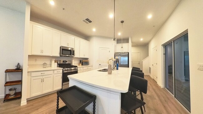 Building Photo - 554 Orient Ave