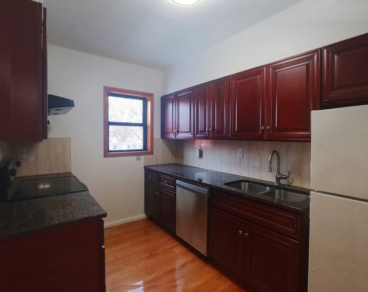 Building Photo - 10513 Metropolitan Ave