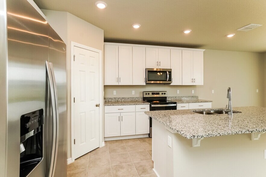 Building Photo - 5292 Sanders Oak Trl