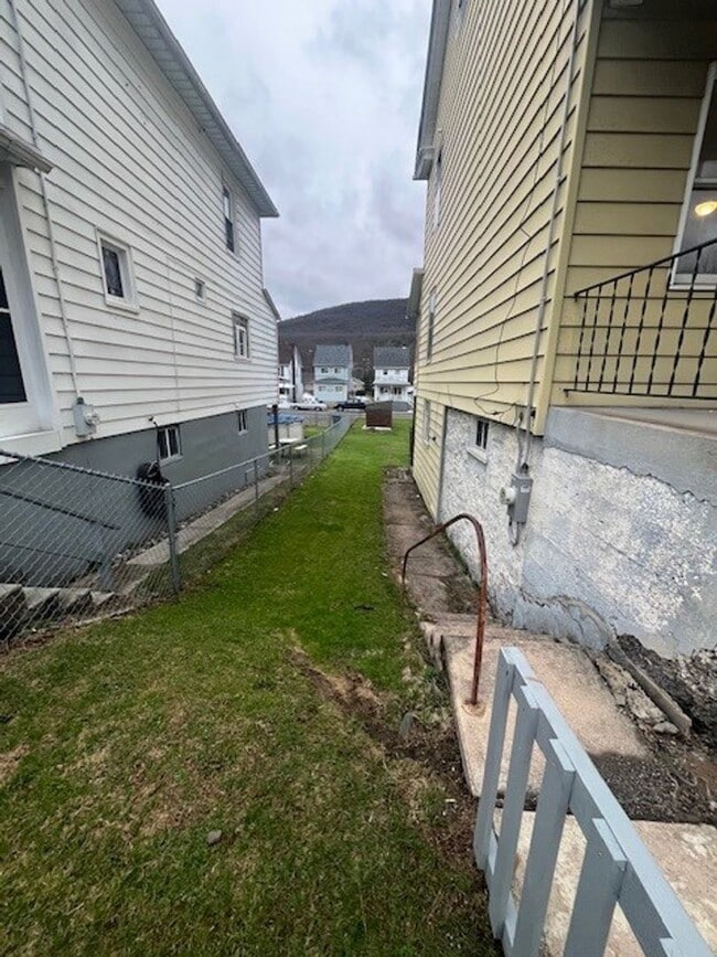 Building Photo - 3-4 bedroom, 2 bathroom