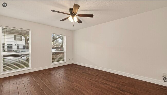 Building Photo - 482 N Post Oak Ln