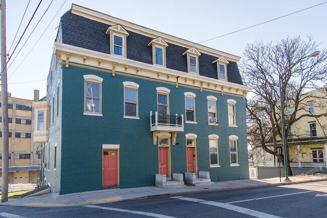 Building Photo - 204 Summit Ave