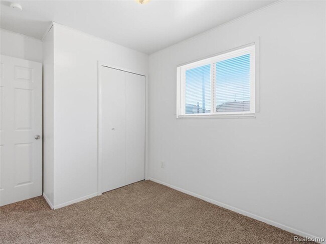 Building Photo - 1221 E Granet Ave