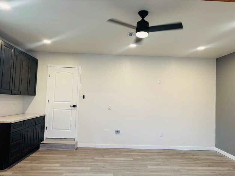 Building Photo - 1550 N Cypress Ave