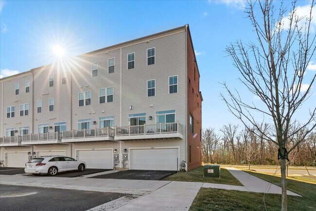 Building Photo - Stunning 4BR / 4.5BA End-Unit Townhome in Brambleton - Built in 2024!
