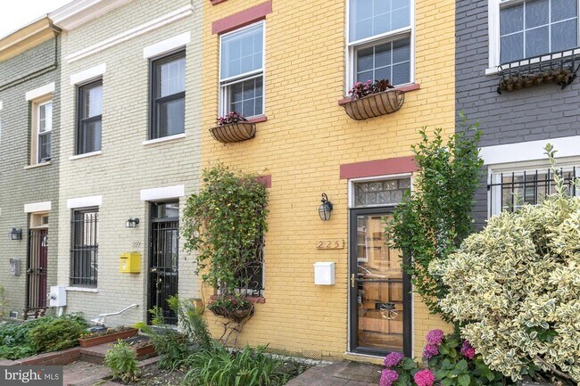 Building Photo - 225 Parker St NE