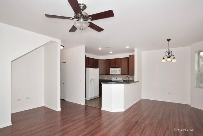 Building Photo - 2215 Aurora Dr