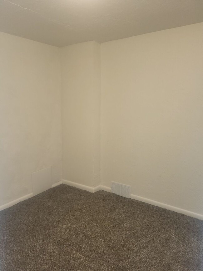 Building Photo - Newly Renovated 2 Bed, 1 Bath Home in Hazelwood - Available Immediately!