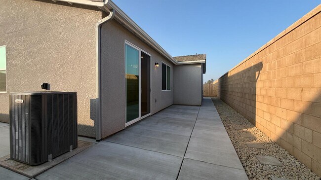 Building Photo - 2173 N Renn Ave