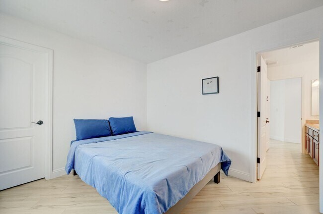 Building Photo - FANTASTIC FULLY UPGRADED FURNISHED RENTAL LOCATED IN THE SOUTHWEST!!!