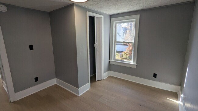 Building Photo - Welcome to your charming home located in the vibrant city of Akron