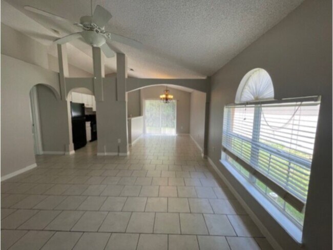Building Photo - 3 Bed, 2 Bath, ALL Tile Floors, Garage!