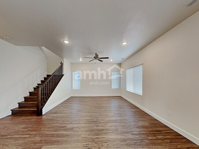 Building Photo - 965 N Barkvine Ave