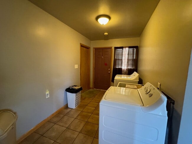 Building Photo - Spacious 3 Bedroom Home Available Early January!