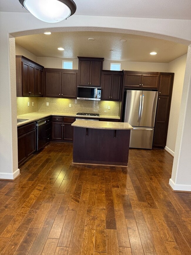 Building Photo - SPACIOUS 3 BEDROOM, 3.5 BATHROOM TOWNHOUSE IN AN EXCELLENT LOCATION. GARAGE. LAUNDRY. BALCONY. A ...