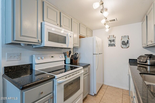 Building Photo - 14234 N Oakwood Ln