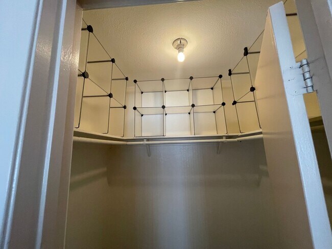 Building Photo - Apple Valley-Cute Starter Home- 2 Bedrooms, 2 Bathrooms, All Appliances Included, Fully Fenced