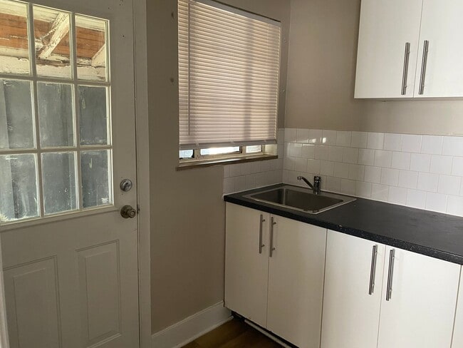 Building Photo - 1177-1177 1/2 Lilley Ave