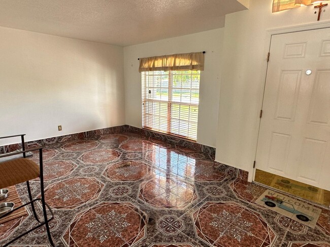 Building Photo - 1361 SW Gastador Ave