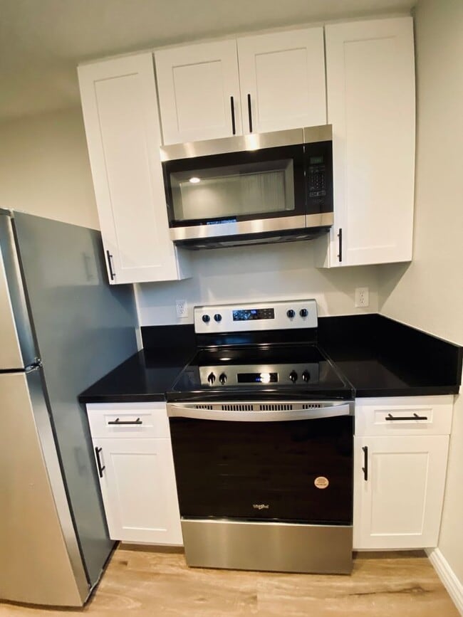 Building Photo - Beautifully remodeled spacious 1 Bedroom r...