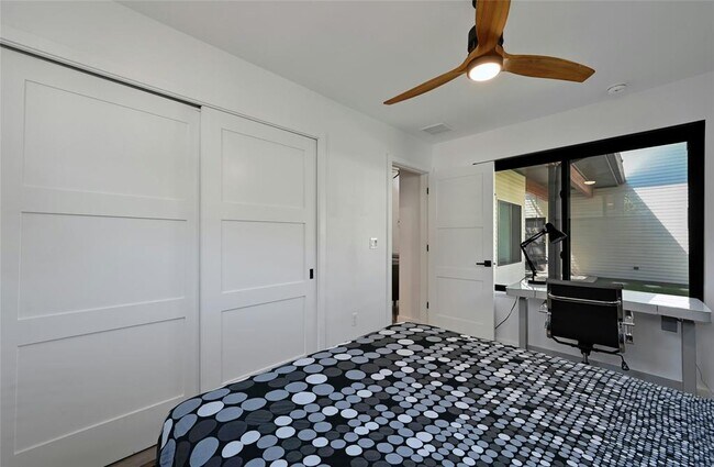 Building Photo - 407 S Park Dr