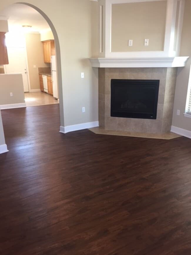 Building Photo - 4 x 3.5 in a great neighborhood!