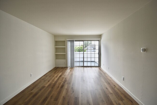 Building Photo - 15007 Burbank Blvd