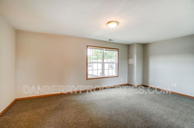 Building Photo - 1105 N Byrne Rd