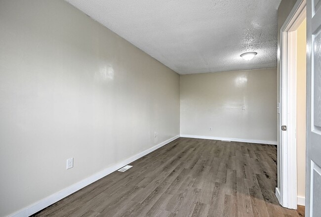 Building Photo - 4 Bedrooms 3 Baths Bristol TN