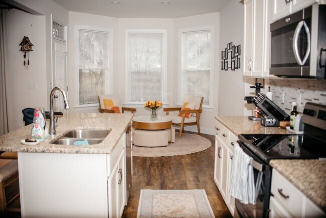 Building Photo - 220 Callie Dr