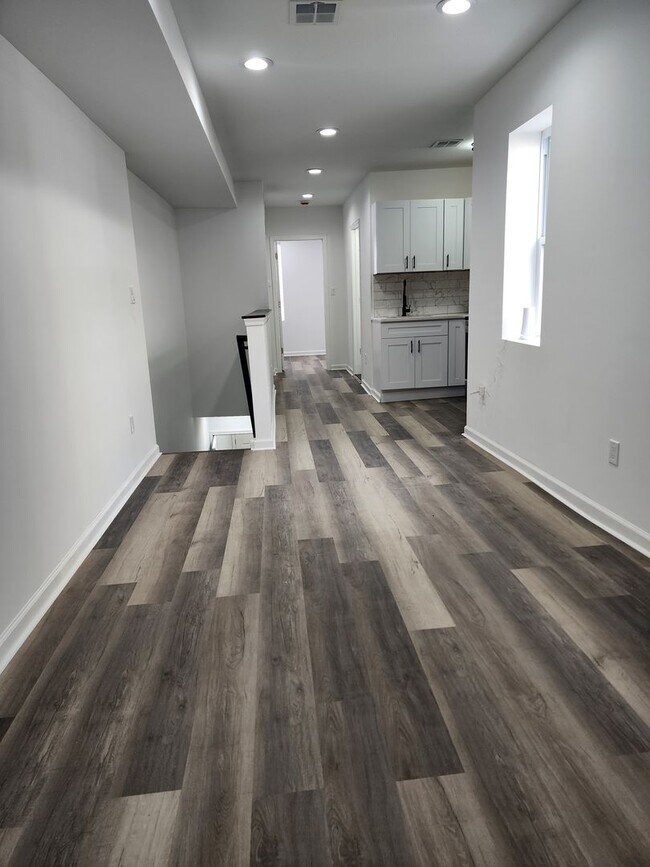 Building Photo - 5012 W Stiles St