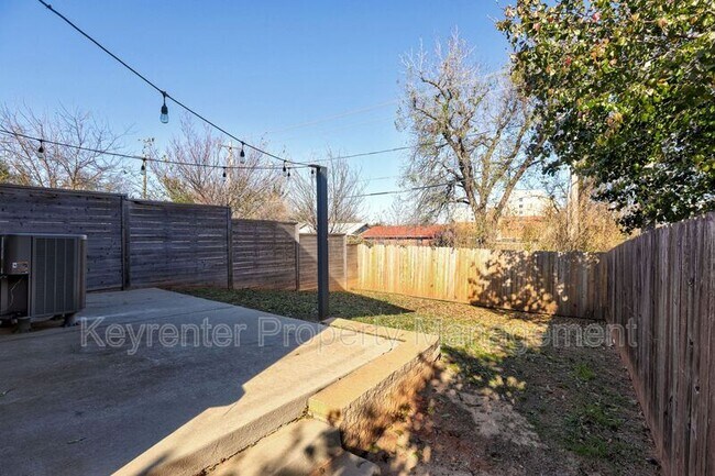 Building Photo - 727 NE 5th St