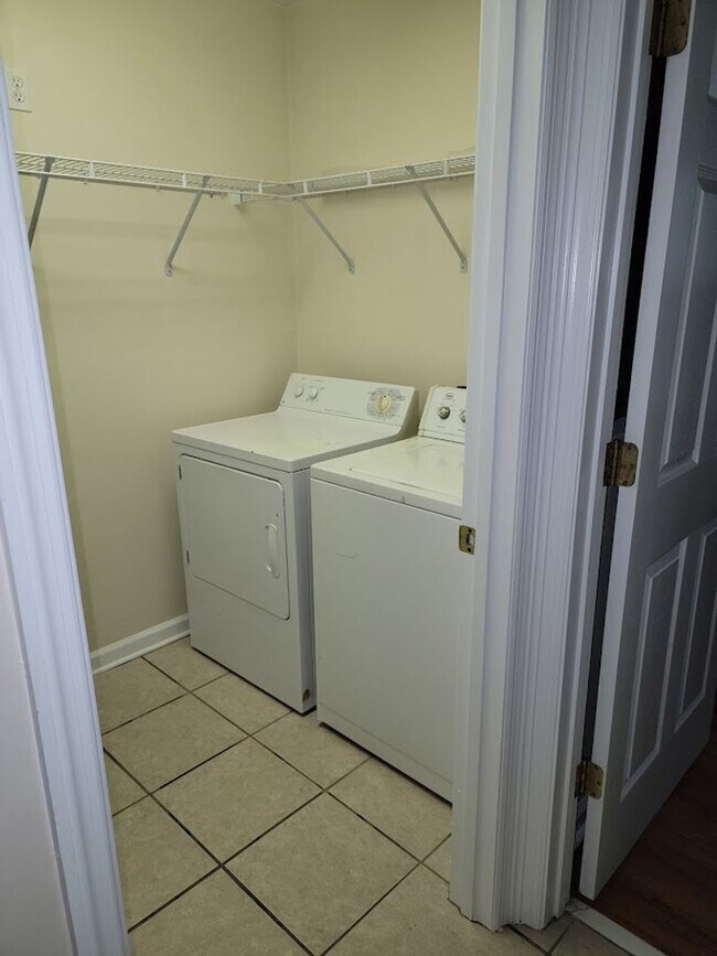 Building Photo - 3 BR/ 2BA Townhome located in