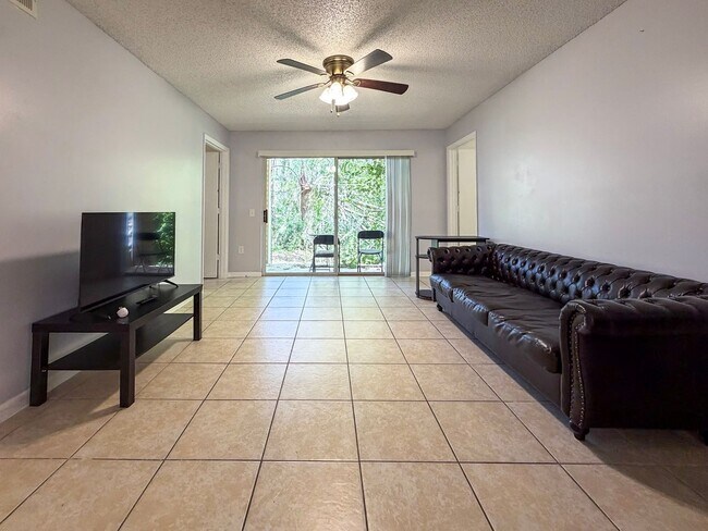 Building Photo - 4BR/4BA Condo off SW 34th Street - available NOW!