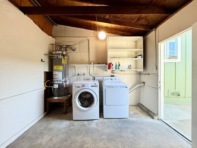 Building Photo - Refreshed 2 Bed/1-Bath Duplex Near Beach & Trails in Fairway Park