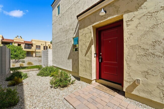 Building Photo - Stylish 2-bedroom, 2.5 bathroom townhouse in a desirable Phoenix location!