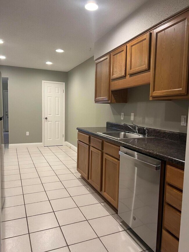 Building Photo - Cute 2 Bedroom 2 Bathroom Townhome For Rent!