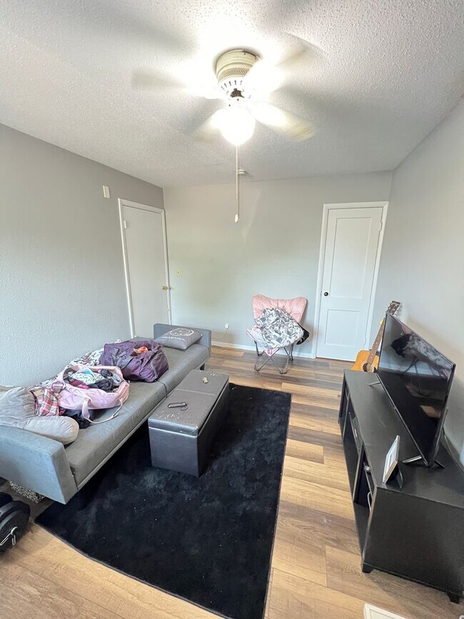 Building Photo - AVAILABLE JUNE - Spacious 2 Bedroom Apartment!