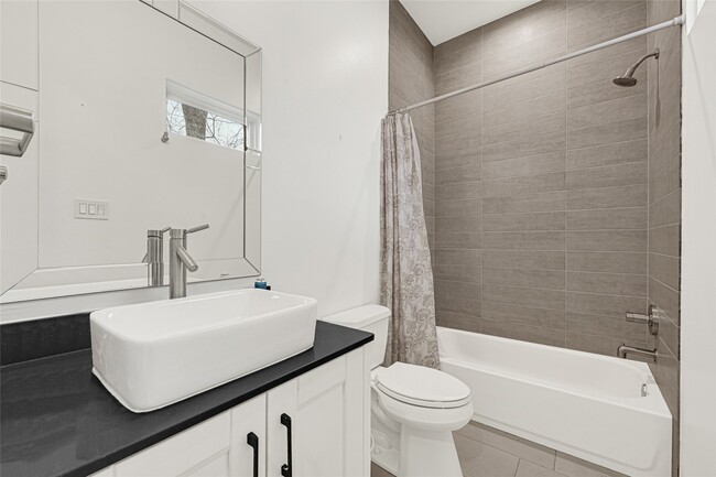 Building Photo - 707 W Clay St