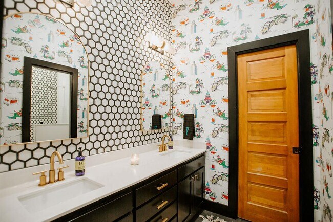 Building Photo - 2300 W Fitzhugh Rd