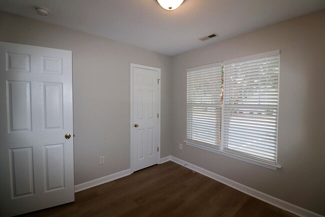 Building Photo - Location! Location! 3 bedroom End Unit Tow...