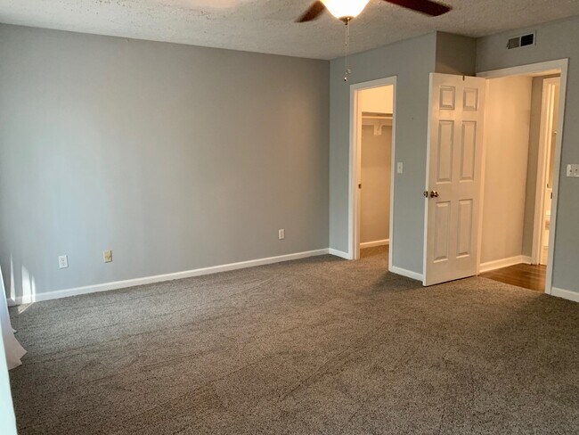 Building Photo - 1 Bed | 1 Bath Condo Near Glenwood - Water...