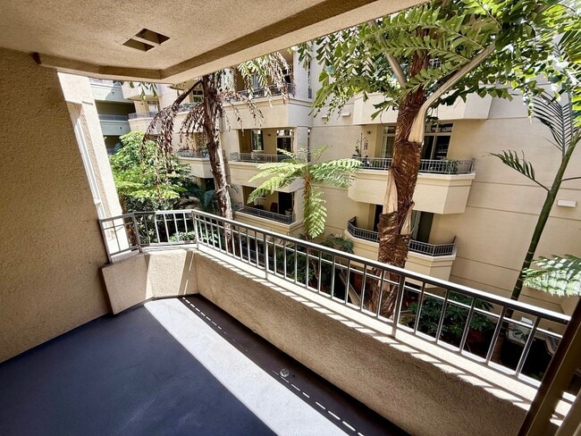 Building Photo - Beautiful One Bedroom Condo in the " Piazza Palermo." building! Pet considered!!
