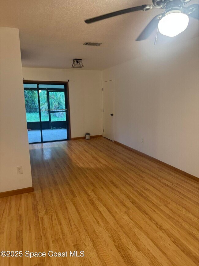 Building Photo - 810 Vantage St SE