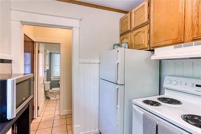 Building Photo - Charming West Plaza Bungalow