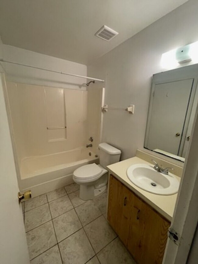 Building Photo - ** 1 Bedroom 1 Bath ** LIMITED TIME SPECIAL **